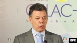 CAR102. CARACAS (VENEZUELA), 29/04/2013.- El diputado opositor Julio Borges participa en una rueda de prensa hoy, 30 de abril de 2013, en la sede de la Asamblea Nacional, en Caracas (Venezuela). Varios diputados de la oposición fueron golpeados este marte