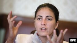 La hija del disidente cubano Oswaldo Payá, fallecido el año pasado, Rosa María Payá, habla durante una entrevista hoy, martes 20 de agosto de 2013, en el Palacio Legislativo, en Montevideo, Uruguay