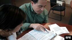 Una pareja rellena el formulario del Censo 2010 en Miami.