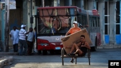 El artículo señala que el problema del gobierno cubano es que las reformas son “muy pocas y muy lentas”.