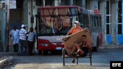 Analistas señalan que el problema del gobierno cubano es que las reformas son “muy pocas y muy lentas”.