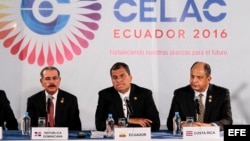 El presidente dominicano, Danilo Medina; de Ecuador, Rafael Correa; y el de Costa Rica, Luis Guillermo Solís (i-d), durante una rueda de prensa en la sede de la Unión de Naciones Suramericanas, UNASUR (26 de enero, 2016).