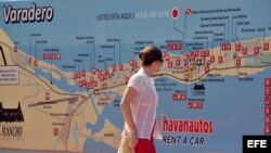 Una turista extranjera examina un mapa de la playa de Varadero, en la provincia de Matanzas, unos 150 kilómetros al este de La Habana.