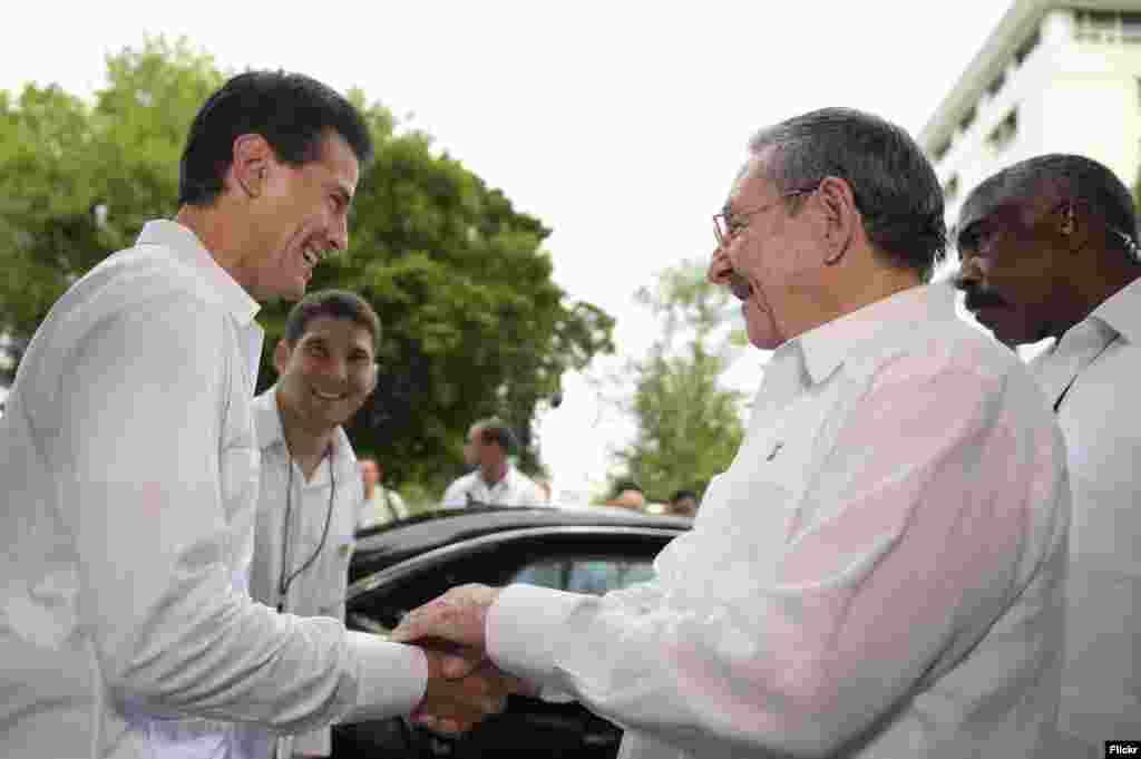 El presidente de México Enrique Peña Nieto (i) y su homólogo cubano, Raúl Castro (2d), se saludan hoy, viernes 6 de noviembre de 2015, tras una rueda de prensa conjunta. 