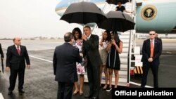 El presidente Obama es recibido en la pista del aeropuerto José Martí por el canciller de Cuba, Bruno Rodríguez (White House).