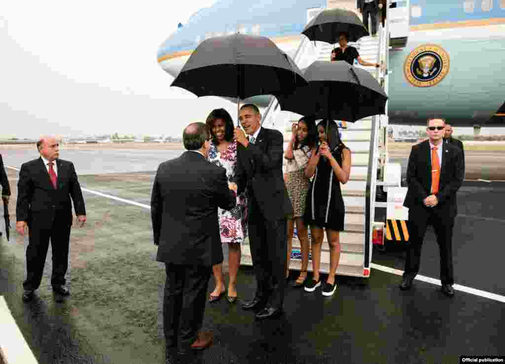 El presidente Obama es recibido en la pista del aeropuerto José Martí por el canciller de Cuba, Bruno Rodríguez (White House).