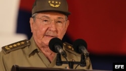 Raúl Castro durante el acto celebrado para conmemorar el 55 aniversario del triunfo de la revolución cubana, en la ciudad de Santiago de Cuba (Cuba). 