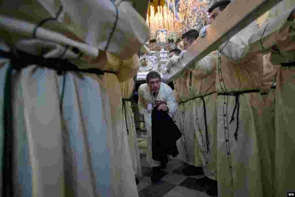 -El actor Antonio Banderas (c), con la túnica de Mayordomo bajo el trono de la Virgen María Santísma de Lágrimas y Favores de la cofradía de las Fusionada.