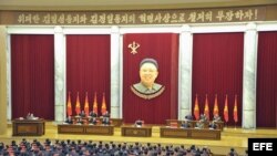 Imagen distribuida por la agencia oficial de noticias norcoreana KCNA hoy lunes 1 de abril de 2013, que muestra al líder norcoreano, Kim Jong-un (c), mientras asiste a una sesión plenaria del Comité Central del Partido único de los Trabajadores celebrado 
