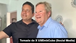 El Pastor Rolando Pérez Lora conocido como el “Pregonero de Cristo” se reunió con Mike Hammer, el Jefe de la Misión de Estados Unidos en Cuba.
