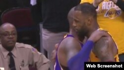 El abrazo entre Kobe y LeBron.