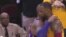 El abrazo entre Kobe y LeBron.