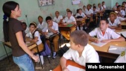 Maestros emergentes dan clases en Cuba ante el dúficit de educadores.