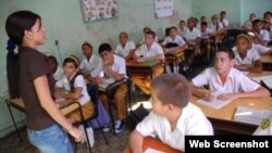 Aumento salarial a educadores cubanos no es suficiente, opina exprofesor