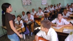 Aumento salarial a educadores cubanos no es suficiente, opina exprofesor