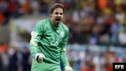 El guardameta holandés Tim Krul tras detener el segundo lanzamiento en la tanda de penaltis en el partido Holanda-Costa Rica, de cuartos de final del Mundial de Fútbol de Brasil 2014.