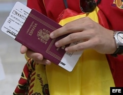 Los cubanos con pasaporte español lo usan para entrar en EEUU y después muestran el pasaporte cubano.