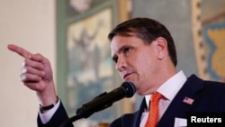 Fiscal general interino de los Estados Unidos, Todd Blanche, durante la ceremonia para honrar a los fallecidos en el incidente de Hermanos al Rescate de 1996, en Miami.