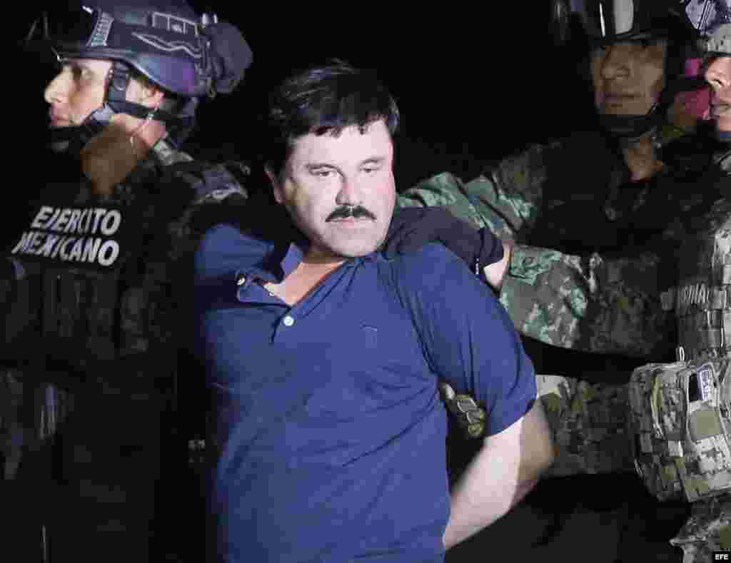 El narcotraficante Joaquín "El Chapo" Guzmán es conducido a un helicóptero de la Marina Armada de México tras su captura. EFE