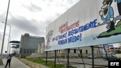 A lo lejos, el edificio de la Sección de Intereses de EEUU en Cuba (SINA); en primer plano, uno de los carteles de propaganda castrista. Foto: Archivo.