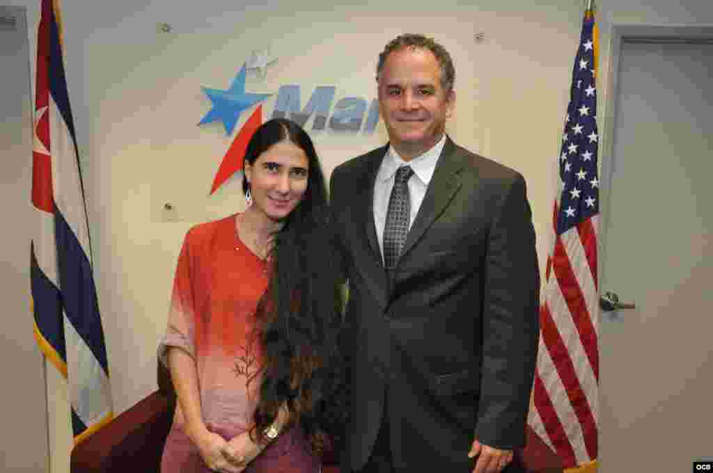 Yoani S&aacute;nchez junto al director de la Oficina de Transmisiones a Cuba, Carlos Garc&iacute;a.&nbsp; 