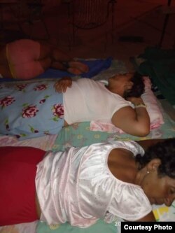 Al menos 10 familias del inmueble duermen en la calle por temor al derrumbe.