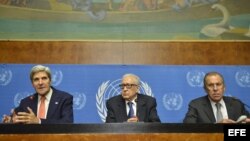  El secretario de Estado estadounidense, John Kerry (i), el mediador internacional para Siria, Lajdar Brahimi (c), y el ministro ruso de Exteriores, Sergei Lavrov, ofrecen una rueda de prensa en la que hablaron sobre las armas químicas en Siria, en el Pa