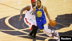 Kevin Durant (35) en el juego contra los Raptors de Toronto. (John E. Sokolowski-USA TODAY Sports)