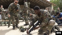 Soldados franceses preparando armamento en la base aérea de Bamako, Malí. 