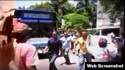 Imagen del vídeo del arresto de Damas de Banco y opositores el 16 de agosto en La Habana.
