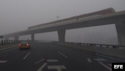  Vista de smog en una carretera de Pekín (China) en enero de 2013. 