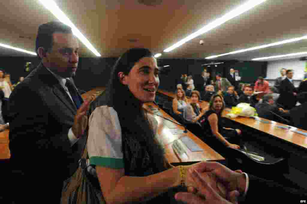 La disidente cubana Yoani S&aacute;nchez visita hoy, mi&eacute;rcoles 20 de febrero de 2013, la sede de la C&aacute;mara de Diputados, en Brasilia (Brasil). 