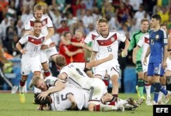 Alemanes celebran tras el final del partido