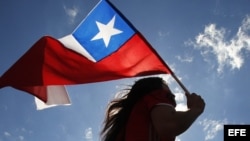 Una estudiante con una bandera chilena.