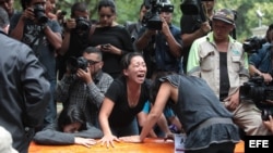 Familiares y compañeros de trabajo despiden al fotoperiodista Rubén Espinosa, en Ciudad de México.