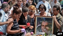 Ofelia Acevedo (izq.) viuda de Oswaldo Payá, y su hija Rosa María Payá, en el funeral del líder opositor, el 24 de julio de 2012, en La Habana. 