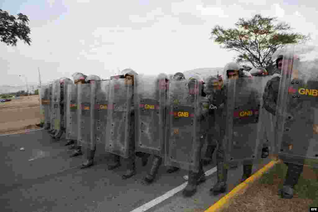 Police confront thousands during a protest against the electoral fraud in Caracas, Venezuela, 15 April 2013. Protesters got to the highway where thwy were stopped by the police. Earlier, Capriles had told his supporters to hit saucepans in case elected pr