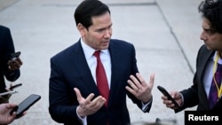 El Secretario de Estado de los EE. UU., Marco Rubio, habla con la prensa tras una reunión de Ministros de Asuntos Exteriores del G7 en Francia.