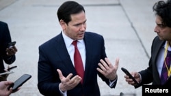 El secretario de Estado, Marco Rubio, habla con la prensa en el aeropuerto de Le Bourget, a las afueras de París, Francia, el 27 de marzo de 2026. Brendan Smialowski/Pool vía REUTERS