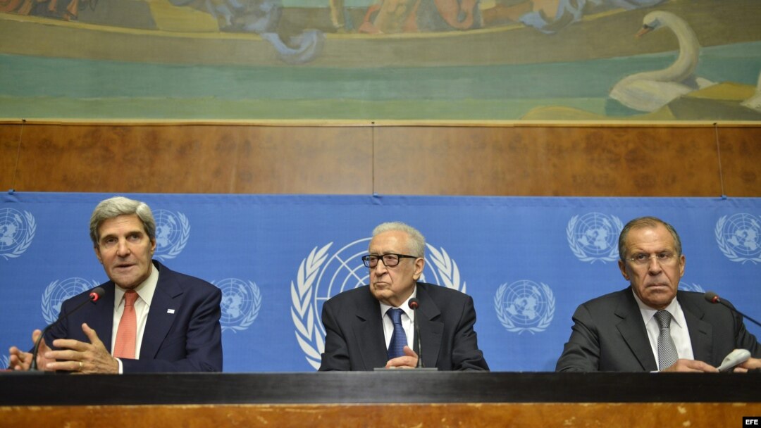  El secretario de Estado estadounidense, John Kerry (i), el mediador internacional para Siria, Lajdar Brahimi (c), y el ministro ruso de Exteriores, Sergei Lavrov, ofrecen una rueda de prensa en la que hablaron sobre las armas químicas en Siria, en el Pa