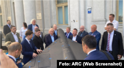 Inspección, a la entrada de la cancillería ucraniana, por la delegación de un dron iraní - ruso derribado y capturado por Ucrania