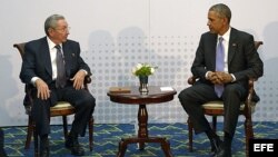 Obama y Raúl Castro durante un encuentro en abril de 2015. Cumbre de Las Americas en Panamá. Archivo.