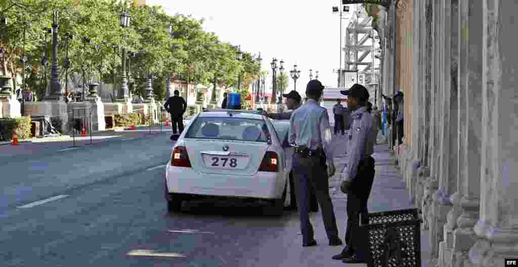 &nbsp;Policías cubanos custodian el lugar hoy, martes 3 de mayo de 2016, donde se realizará el desfile de la casa francesa de moda Chanel en La Habana.