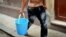El agua contaminada es una de las principales vías para la propagación del cólera.