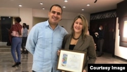 Indira Groero Martínez y Miguel Alvin Vélez Mederos, un matrimonio diplomático cubano acreditado en misiones oficiales de La Habana en EEUU y España.