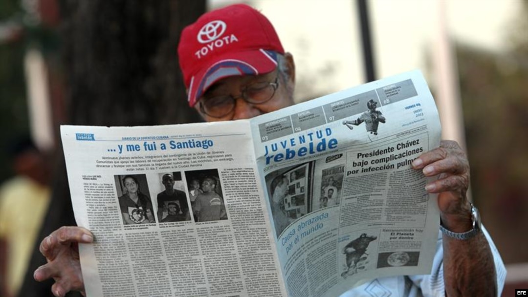 Cubano leyendo el Juventud Rebelde
