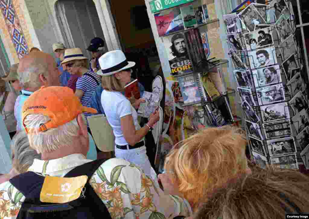 Turistas buscan postales y libros sobre el guerrillero comunista Ernesto &quot;Che&quot; Guevara, en Trinidad, al sur de Cuba (AP Foto).