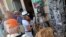 Turistas buscan postales y libros sobre el comunista Ernesto "Che" Guevara, en Trinidad, Cuba.