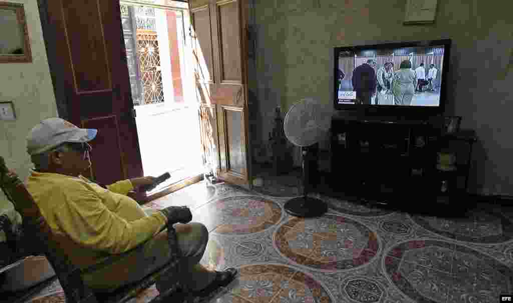 Un hombre ve desde su casa la programación especial de la TV Cubana, que transmite en vivo la sesión de la Asamblea Nacional. 