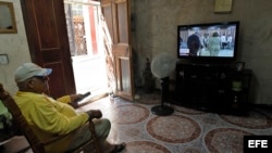 Un hombre ve desde su casa la programación especial de la TV Cubana, que transmite en vivo la sesión de la Asamblea Nacional. 